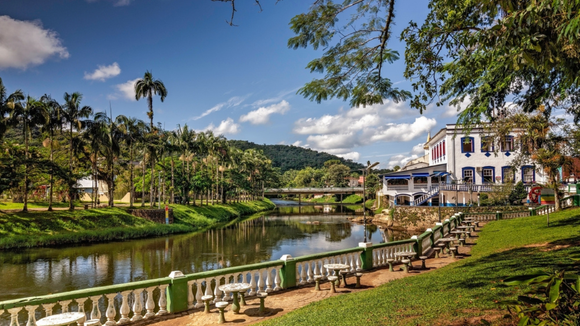 Pequena vila de 18 mil habitantes vem conquistando visitantes por unir serra, mar e clima pacato pertinho de Curitiba