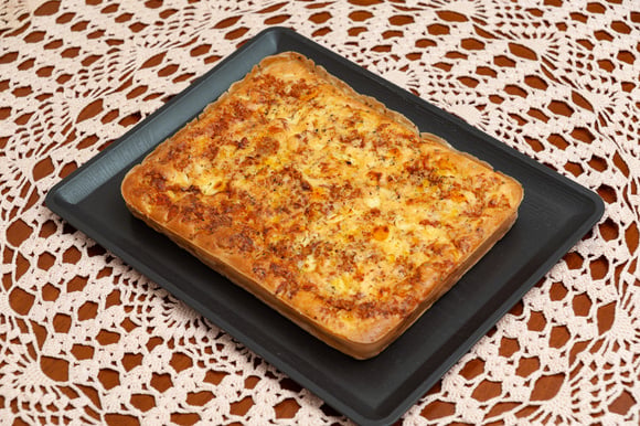 Mais uma opção deliciosa para quem quer colocar uma travessa com todos os ingredientes no forno e ver a mágica acontecer (Créditos: Shutterstock)