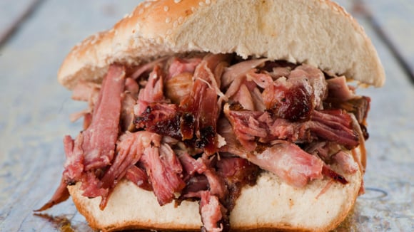 A costela é um tipo de carne que desmancha na boca! (Créditos: Shutterstock)