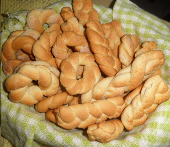 Rosquinha trançada de nata com coco fica igual a das padarias e é perfeita para seu café