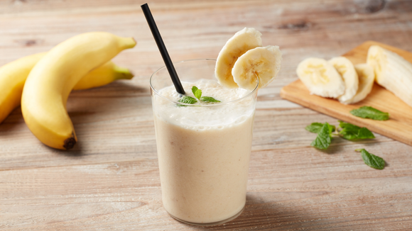 Lanche natural e refrescante feito com fruta congelada para trazer mais praticidade e sabor ao seu dia. (Foto: Canva)