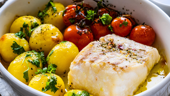 Tilápia assada com batatas, o prato econômico de peixe assado para fazer sucesso em família