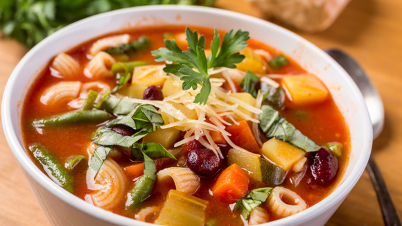 Essa sopa italiana é ideal para melhorar a imunidade na mudança de estação: fácil de fazer e rica em vitaminas, uma bomba de nutrientes