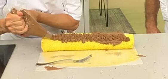 Uma sobremesa espetacular que parece de confeitaria, mas é mais fácil do que você imagina: rocambole espanhol de chocolate e avelã com uma massa fofinha e um recheio cremoso de chocolate amargo