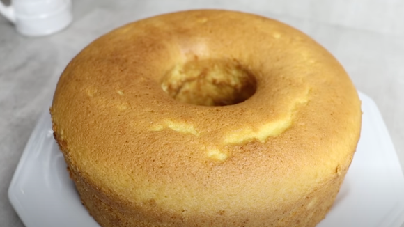 Sem leite, com pouco óleo: esse bolo é um milagre, tão simples e gostoso que só acredito porque eu fiz e comi
