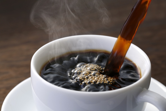 Café velho não dá! Truque simples deixa a bebida quente na garrafa térmica o dia todo
