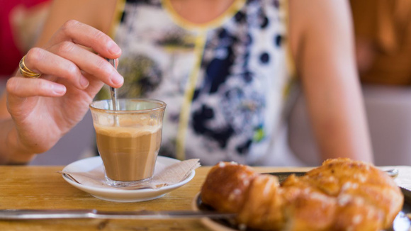 Já imaginou pagar uma taxa extra pelo uso de copos e xícaras em padarias e cafeterias? (Créditos: Shutterstock)