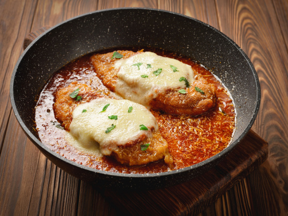 Filé de frango à parmegiana: truques de chef garantem um empanado crocante mesmo com o molho
