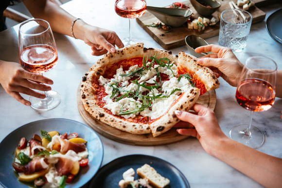 Monte a sua noite da pizza perfeita com esses achadinhos super baratos da Shopee