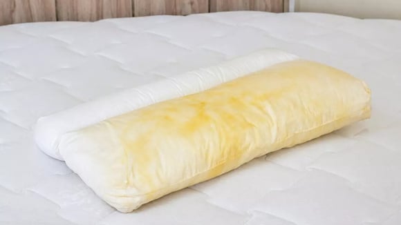 Como remover manchas amarelas de travesseiros (e como evitar que elas voltem)