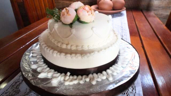 O bolo de noiva não pode faltar nas comemorações matrimoniais! (Créditos: Egline/ TudoGostoso)