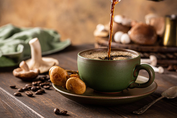 Tendência chegou ao Brasil: por que tanta gente está trocando o café tradicional pelo café com cogumelos?