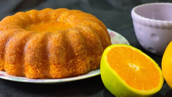 Além da calda de laranja, também dá para finalizar o bolo com açúcar de confeiteiro, glacê simples ou raspas (Créditos: Shutterstock)