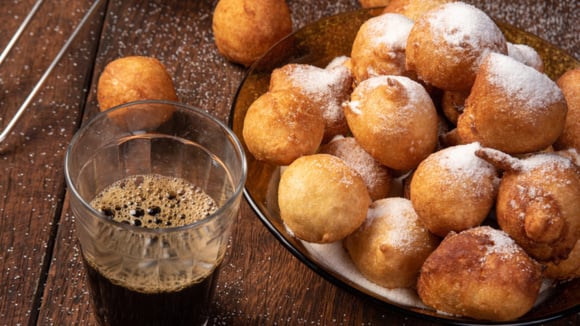 Bolinho de chuva rápido, simples e saboroso para dividir com a família acompanhado de um bom cafézinho