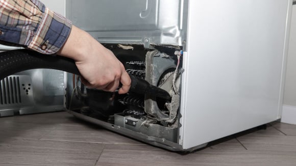 Como, com que frequência e por que você deve limpar a parte de trás da geladeira?