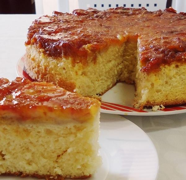 Bolo de banana caramelizado, simples e muito fácil de fazer