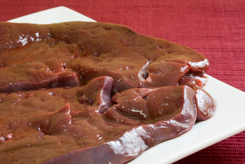 Truque com leite para fritar o bife de fígado tira cheiro forte e