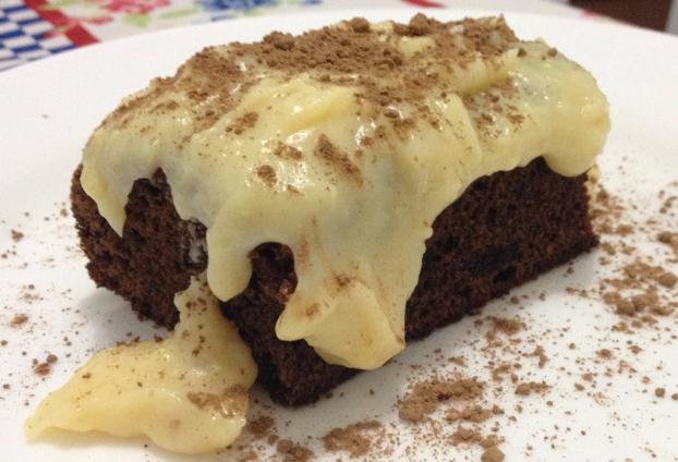 Aprenda a fazer bolo de chocolate com recheio de ninho