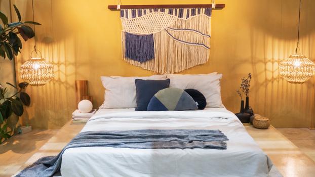 Nem cabeceira, nem quadros: uma portuguesa teve uma excelente ideia para  decorar a parede do quarto acima da cama - TudoGostoso