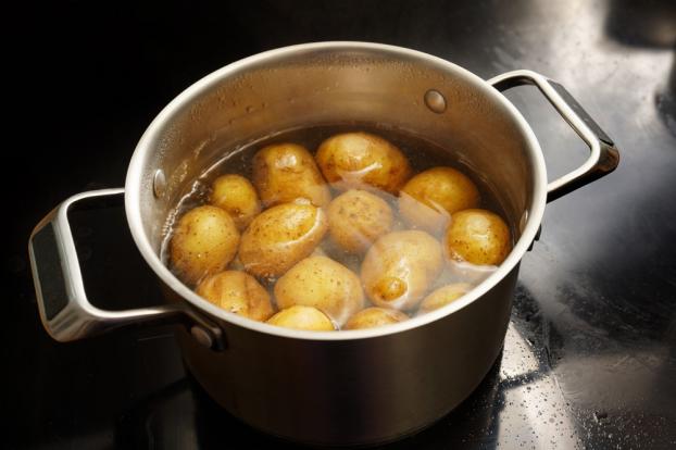 O segredo para fazer batata frita seca e crocante