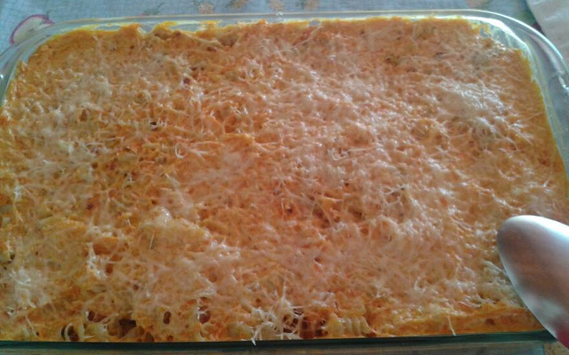 Macarrão com calabresa e creme de cenoura