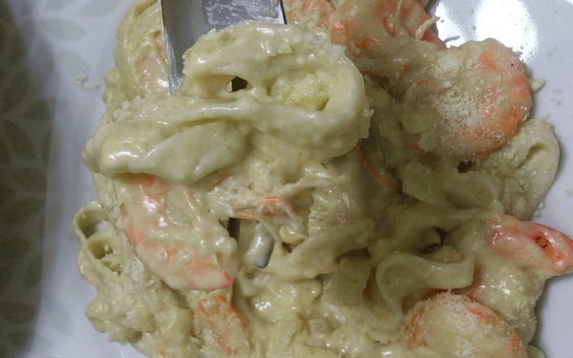 Macarrão ao molho branco com camarão