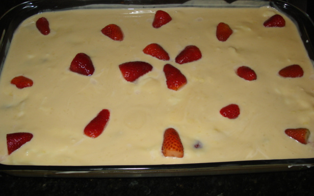 Creme com morangos e ganache de chocolate branco