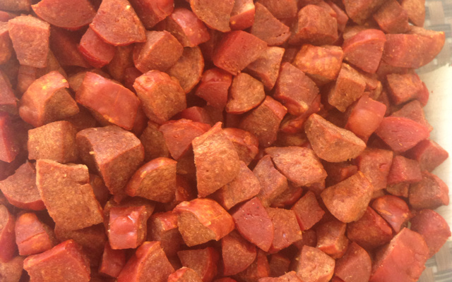 Petisco de salsicha ressecada