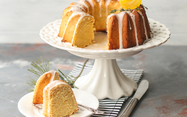 Bolo de laranja sem glúten e sem lácteos com calda de laranja e limão  