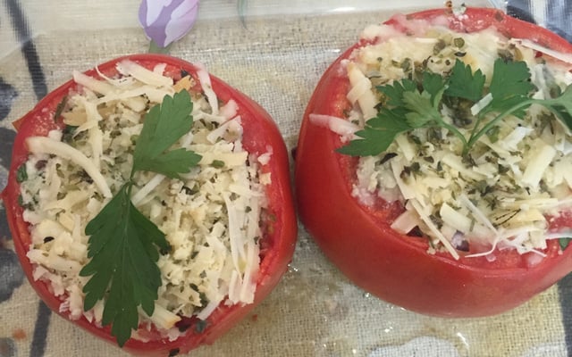 Tomate recheado com ricota temperada