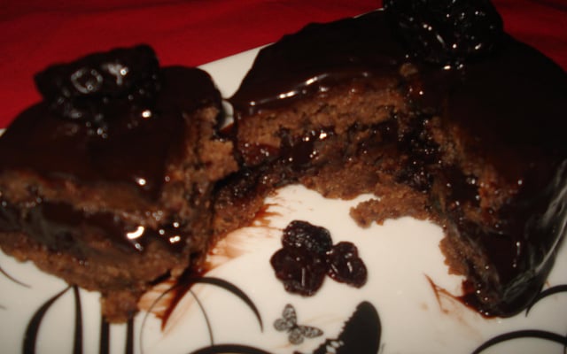 Bolo de noiva com cobertura de chocolate