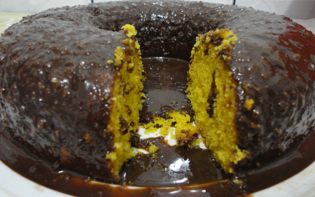 Bolo de cenoura com calda de chocolate e aveia