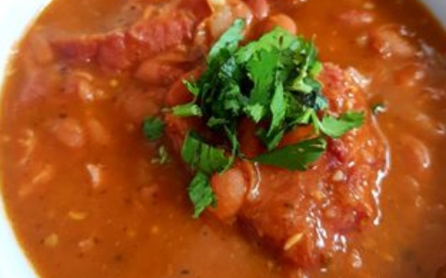 Feijão com joelho de porco defumado