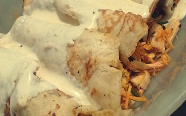 Panqueca com frango ao molho