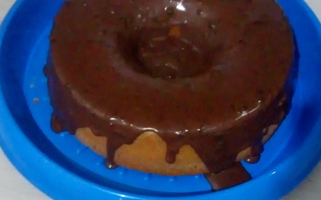 Bolo de fubá com calda de chocolate