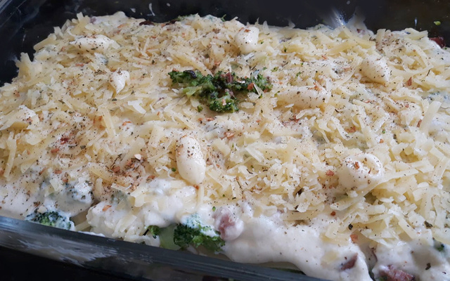Lasanha de brócolis com bacon ao molho branco de 4 queijos 