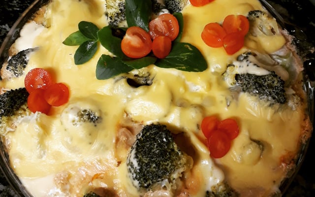 Peito de frango gratinado com brócolis