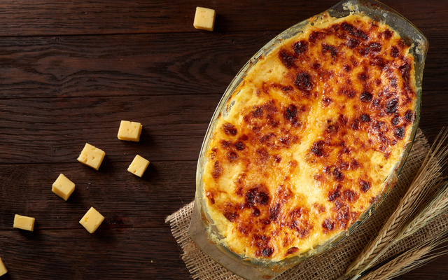 Carne moída coberta com mussarela