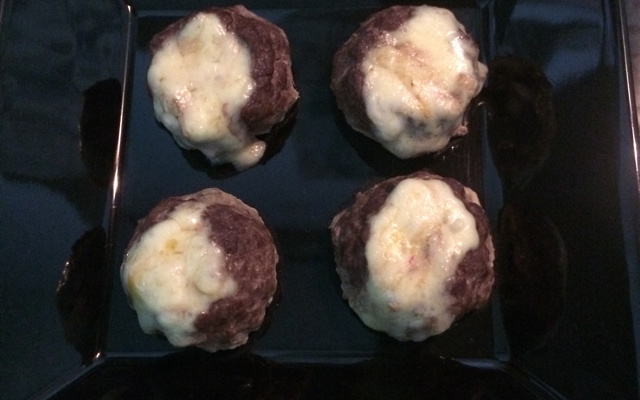 Vulcão de carne com queijo