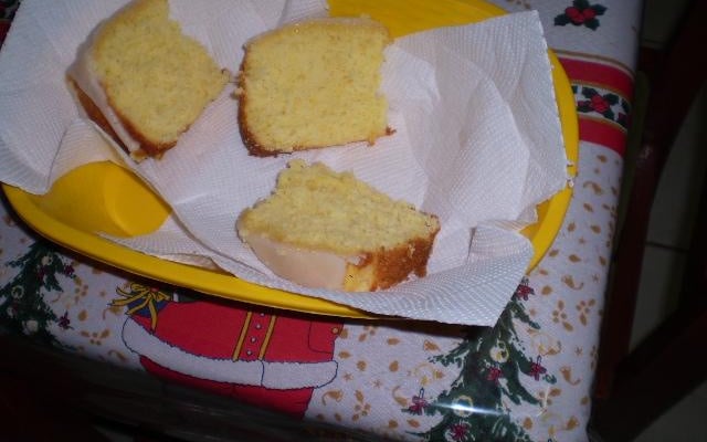 Bolo delicioso de laranja com cobertura de glacê