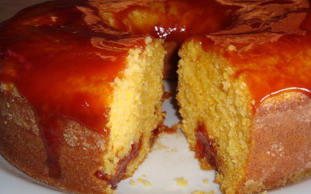 Bolo de fubá com coco e goiabada cremosa