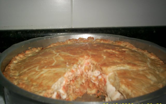 Empadão de massa podre com recheio de frango