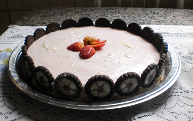 Torta mousse de morango e calipso branco