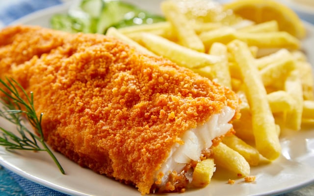 Filé de tilápia frito supercrocante acompanhado por batatas