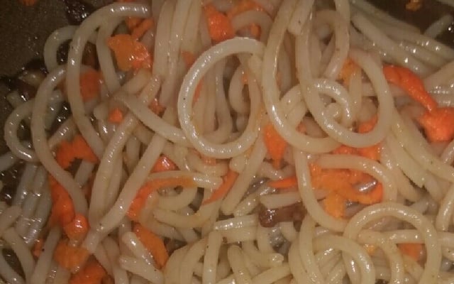 Macarrão ao alho, óleo e cenoura