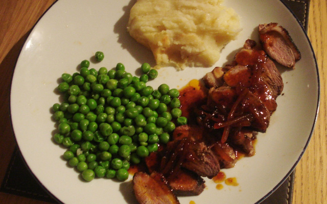 Peito de pato com molho de soja, mel e gengibre