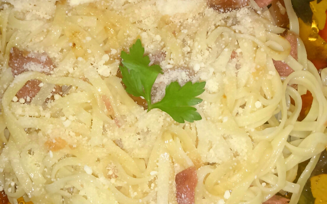 Macarrão com bacon e alho