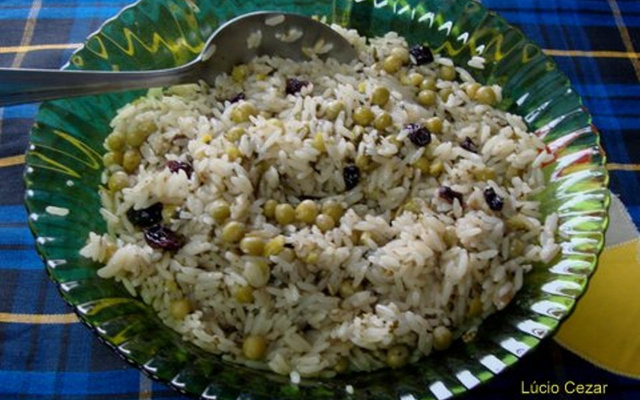 Arroz com temperos verdes, passas e ervilhas do Lúcio Cezar