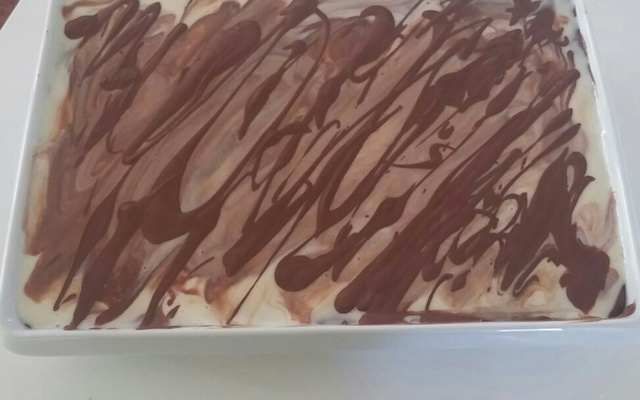 Pavê de bolacha maisena com creme branco e creme preto