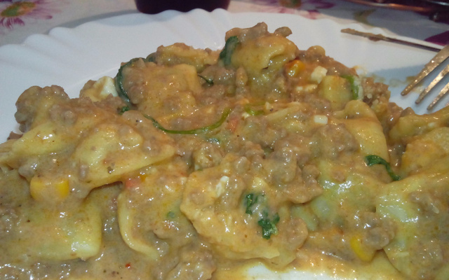 Capeletti ao molho de carne e rúcula